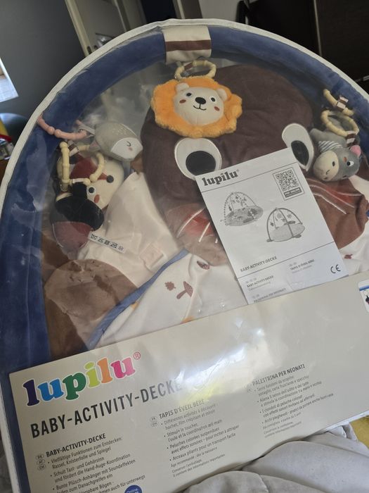 Leżaczek z grzechotkami dla niemowlaka