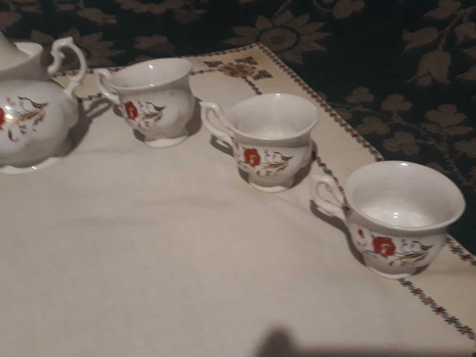 Набір чашок з горнятами на підставці.