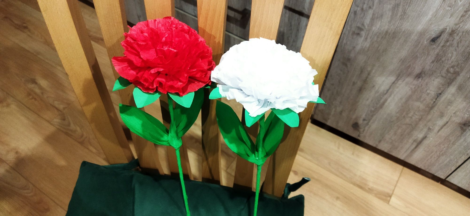 Kwiaty z bibuły białe i czerwone 3 maja 11 listopada Święto Niepodległ