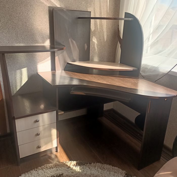 Кутовий комп'ютерний стіл письмовий