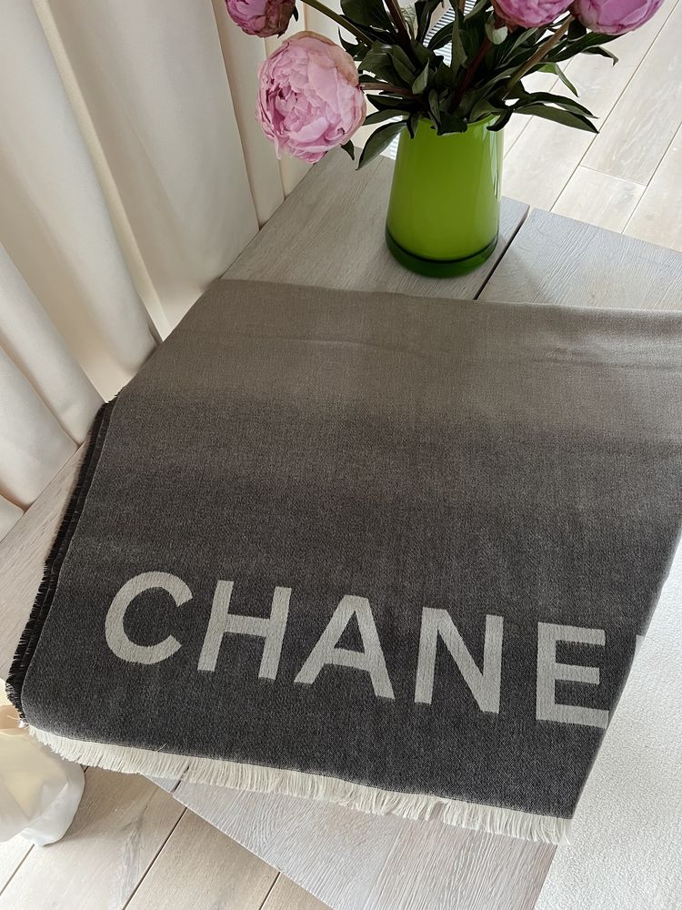 Chanel kaszmirowy szal klasyczny elegancki beżowy z logo