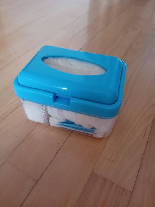 Organizer kosmetyczny z wyposażeniem