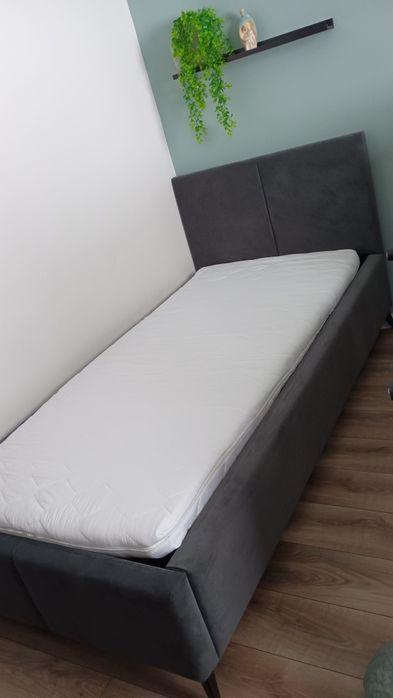 Łóżko welurowe jednoosobowe z materacem jak nowe