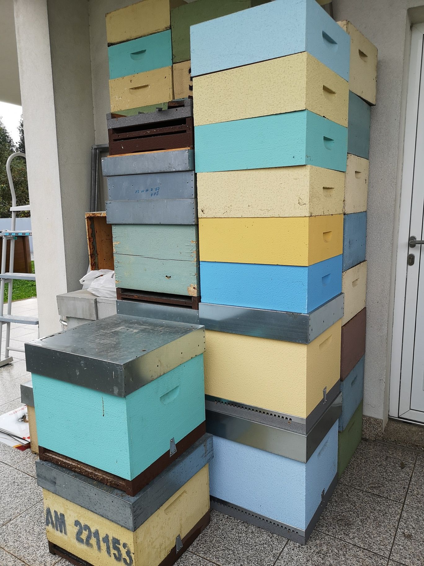 Vendo vário material de apicultura.