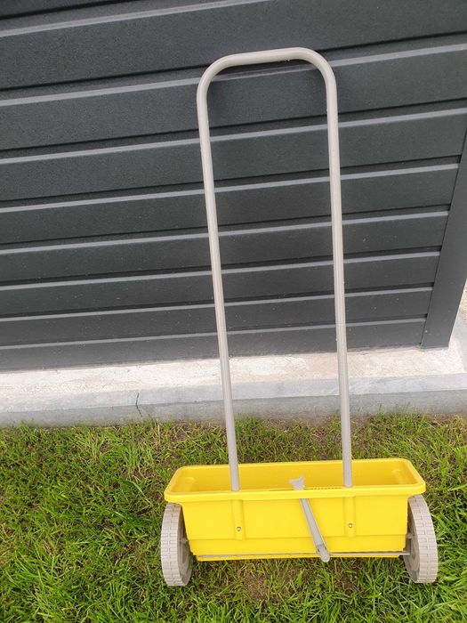 Siewnik do trawy i nawozu