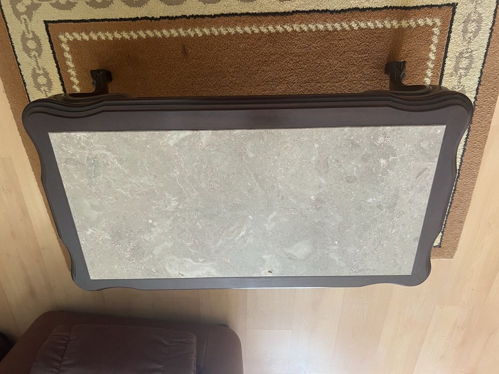 Mesa de centro com tampo em mámore