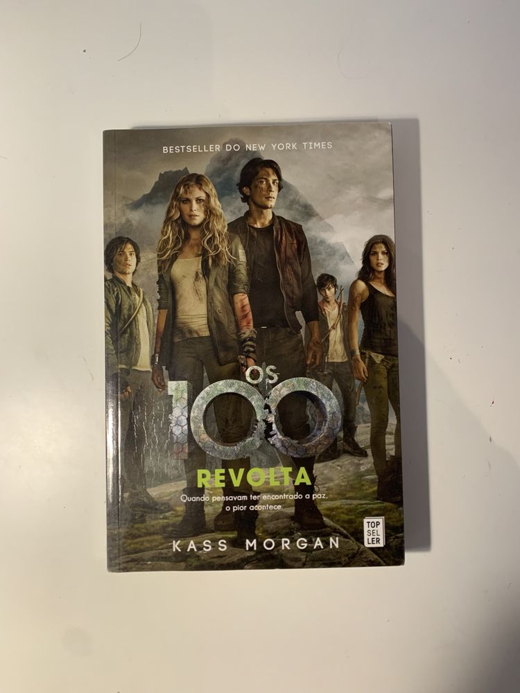 Livro “Os 100- A Revolta” de Kass Morgan