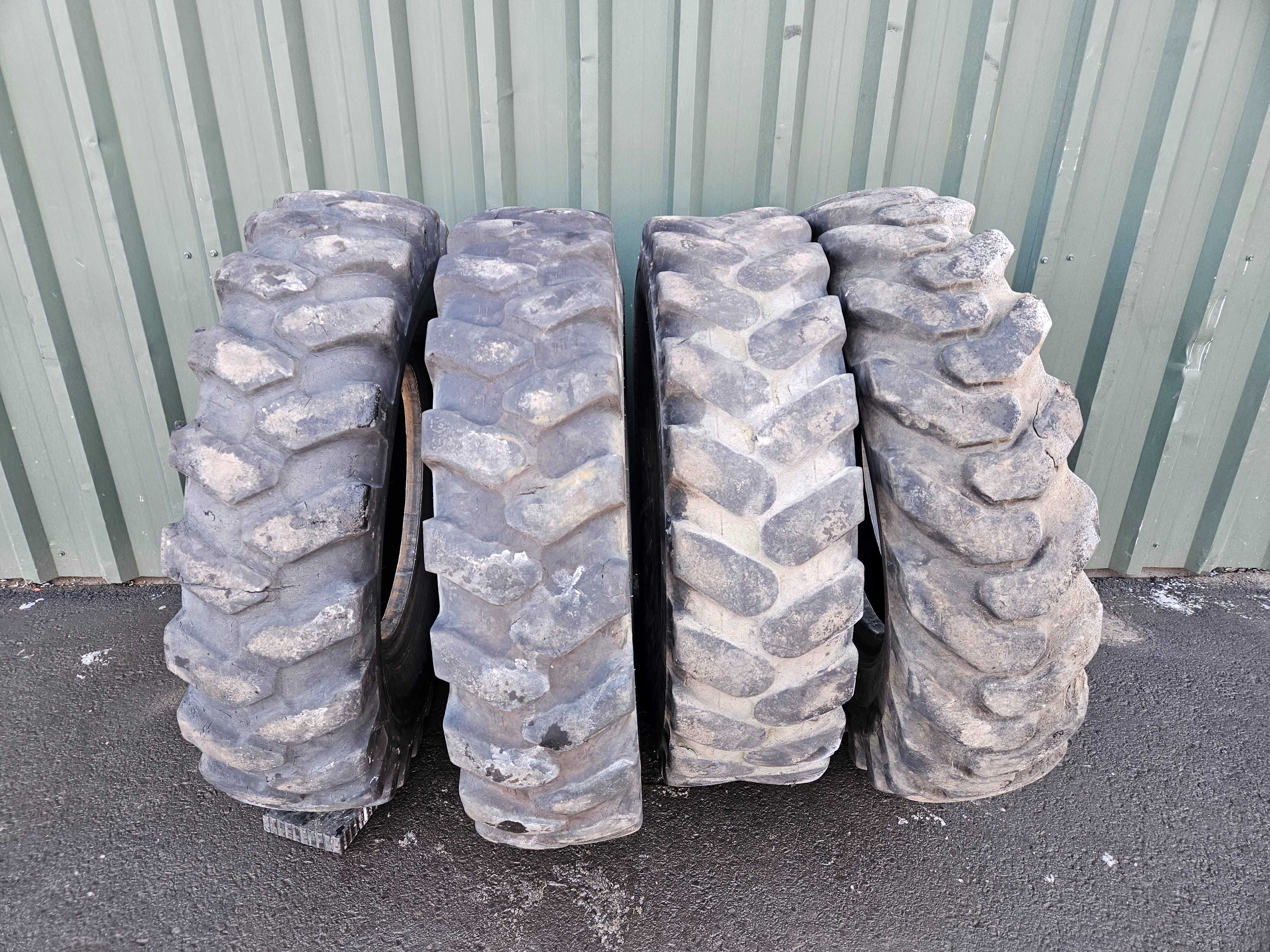 Opona Opony Mitas 11.00 11,00 - R 20 Sztuki Solideal Dunlop 11.00-20