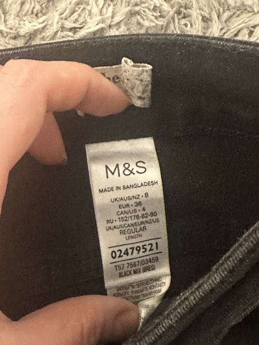 Чорні стрейчеві джинси фірми M&S 36 розмір
