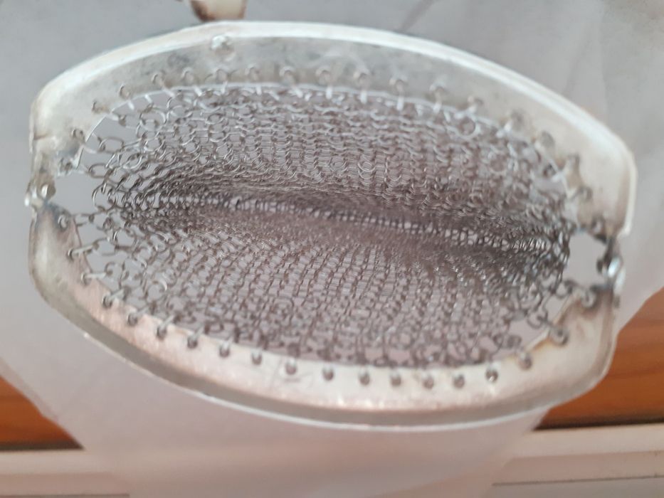 Tinteiros de cristal com base em prata e madeira de riga.
