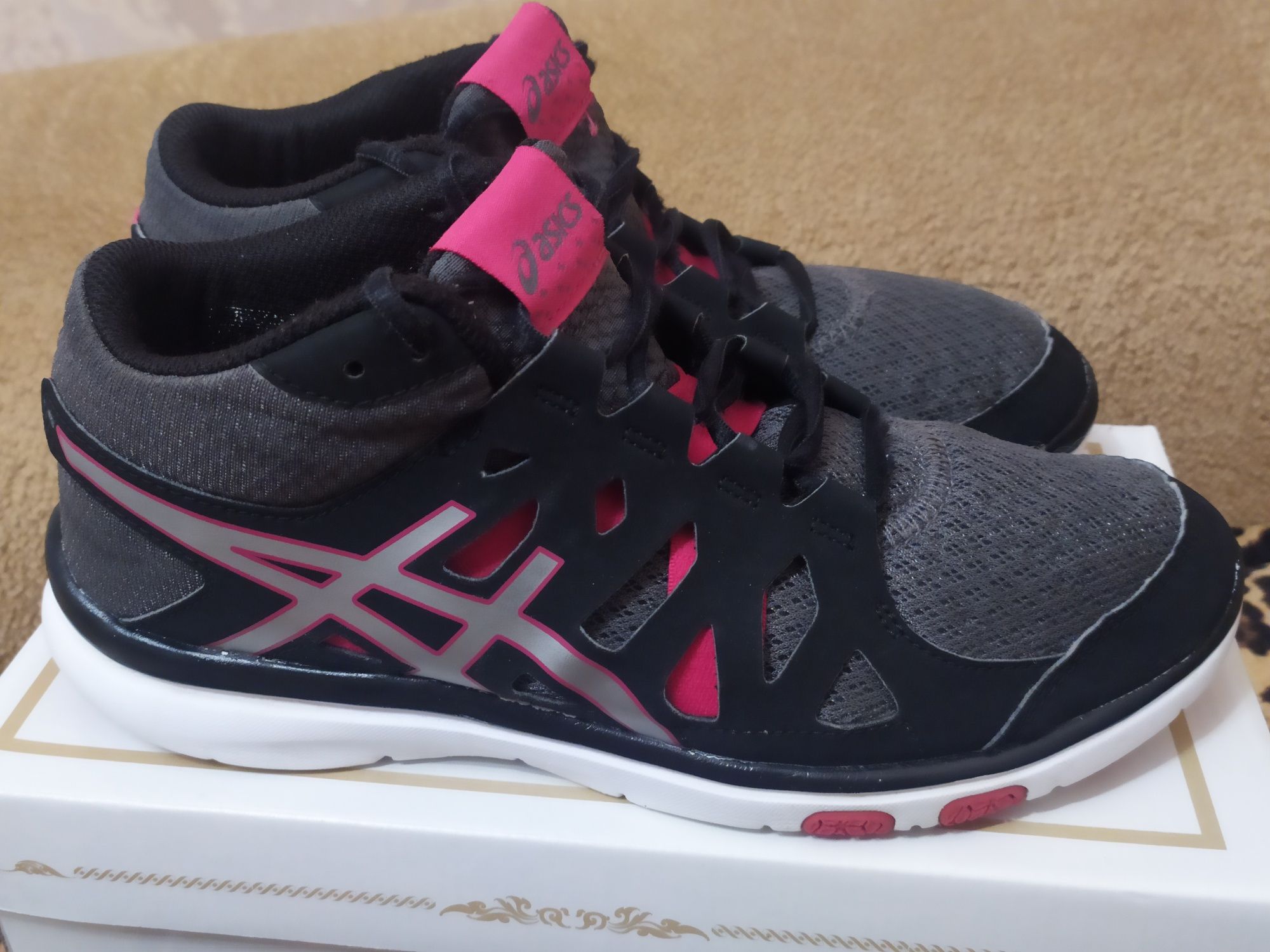 Жіночі кросівки Asics