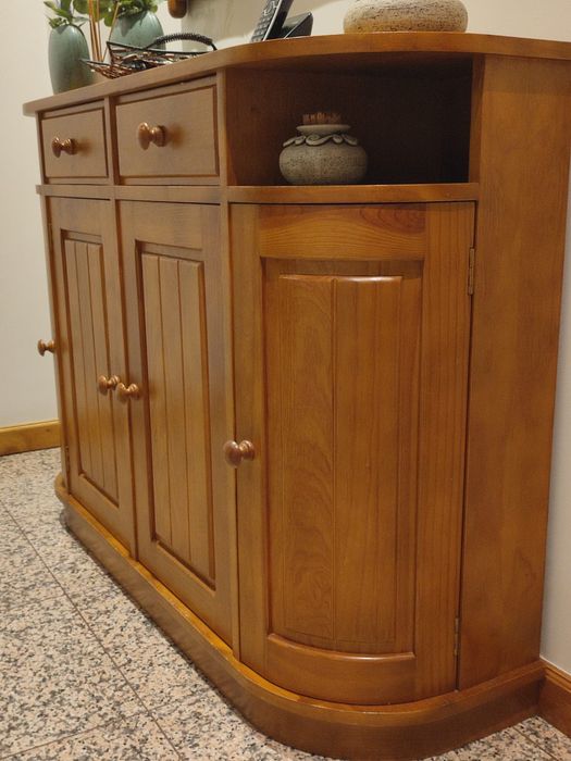 Aparador de sala em pinho maciço