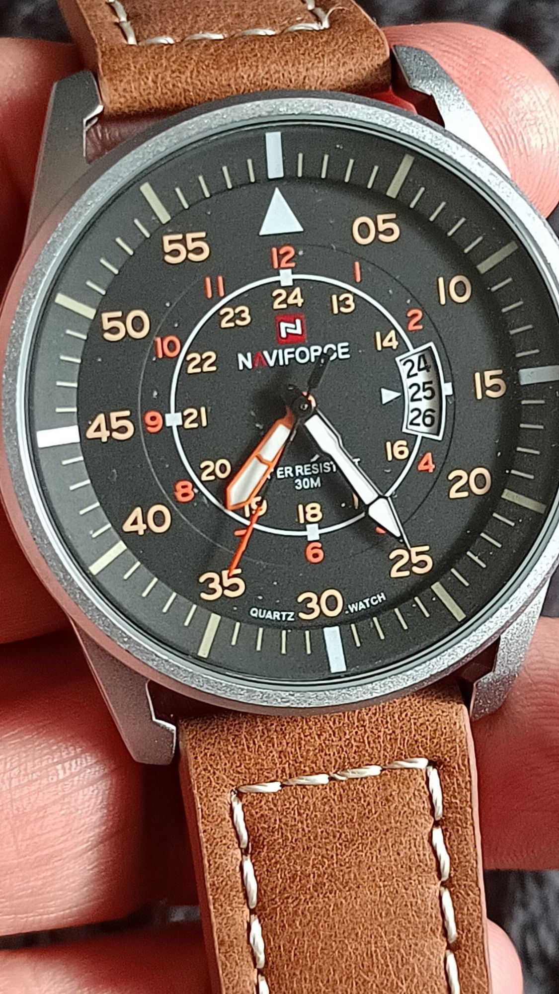 Duży zegarek znanej firmy w stylu militarnym