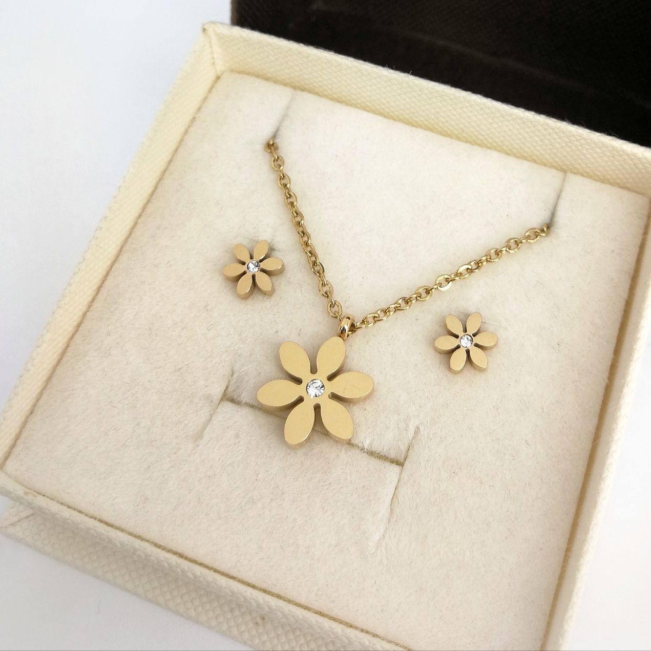 Nowy złoty komplet biżuterii kwiatuszki z cyrkoniami