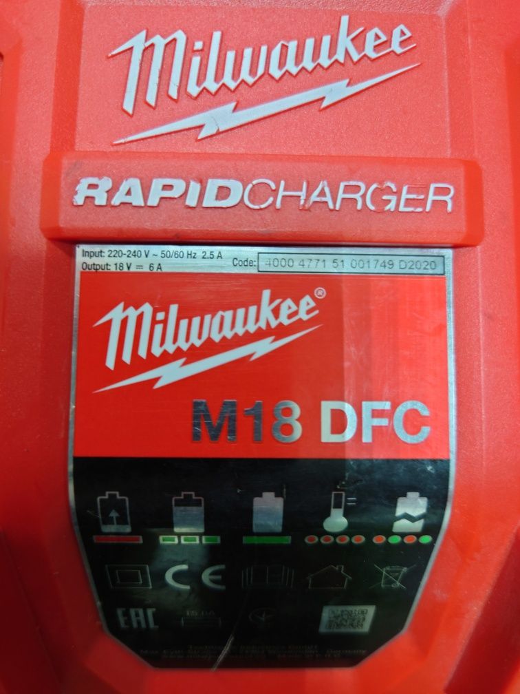 Зарядка на два порти Milwaukee m18 dfc.