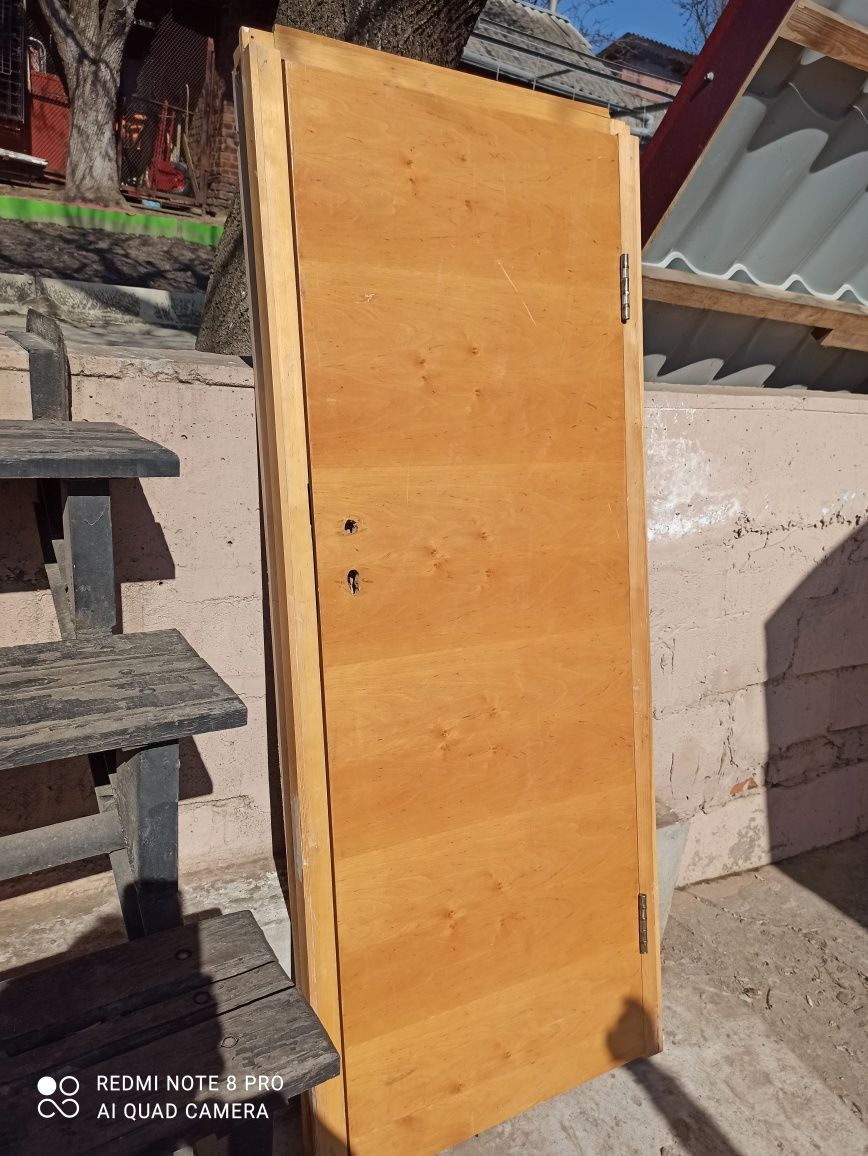 Дверь деревянная тяжёлая ( бук) с коробкой и петлями б/у
