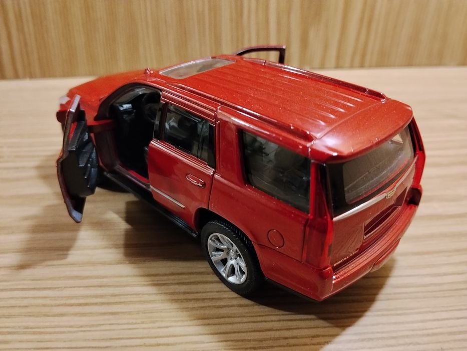 Модель Cadillac escalade 1:32 Welly металл инерция откр двери Кадиллак