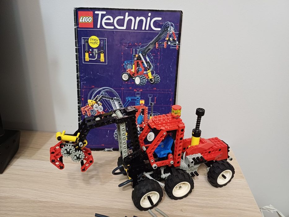 LEGO 8443 Technic Pneumatyczny Traktor leśny