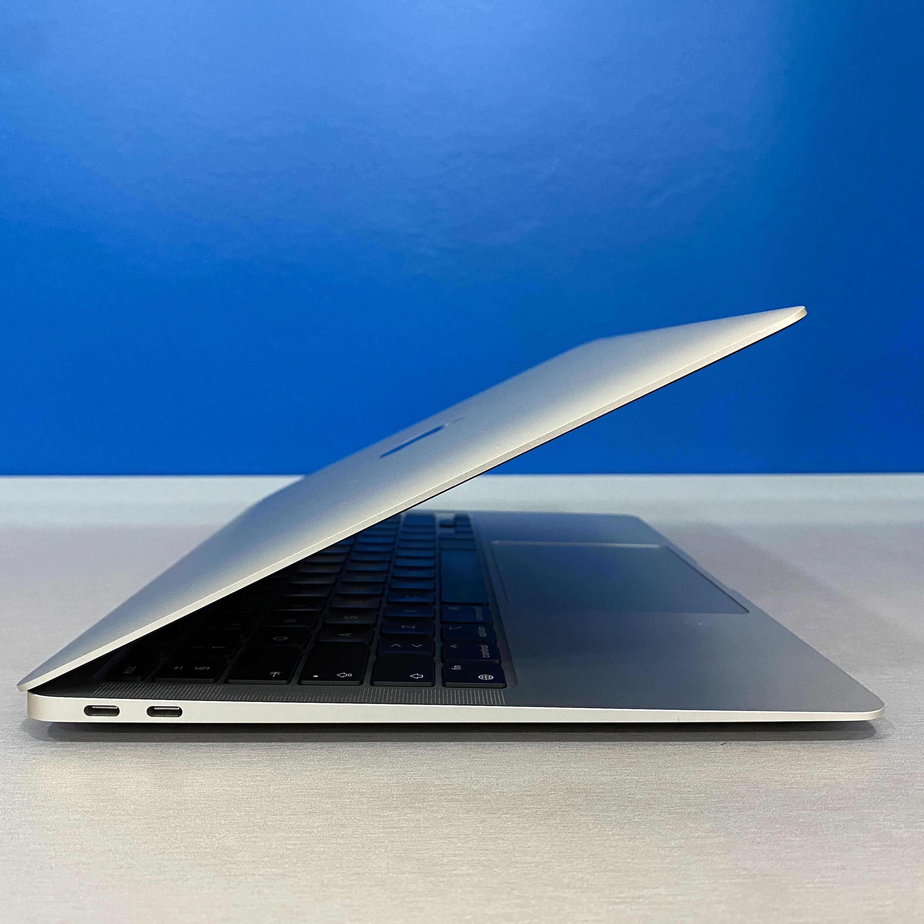 Apple MacBook Air 13" (2020) - M1 8-Cores/16GB/256GB SSD