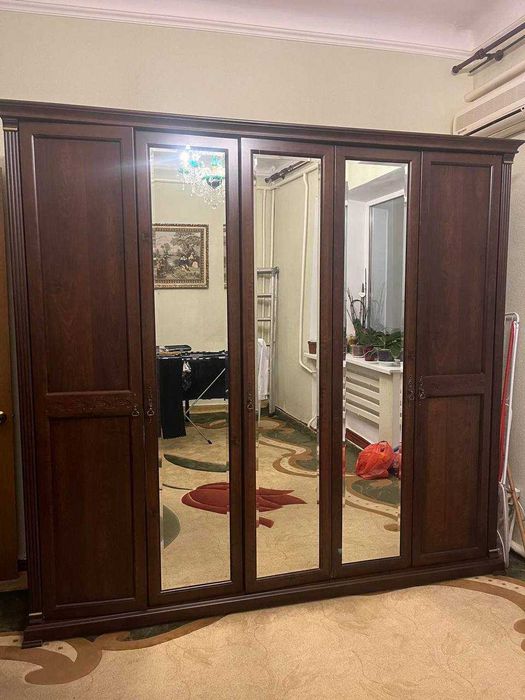 Продається дерев'яна шафа у гарному стані