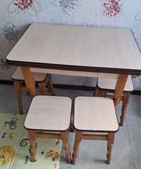 Кухонний стіл з стільцями