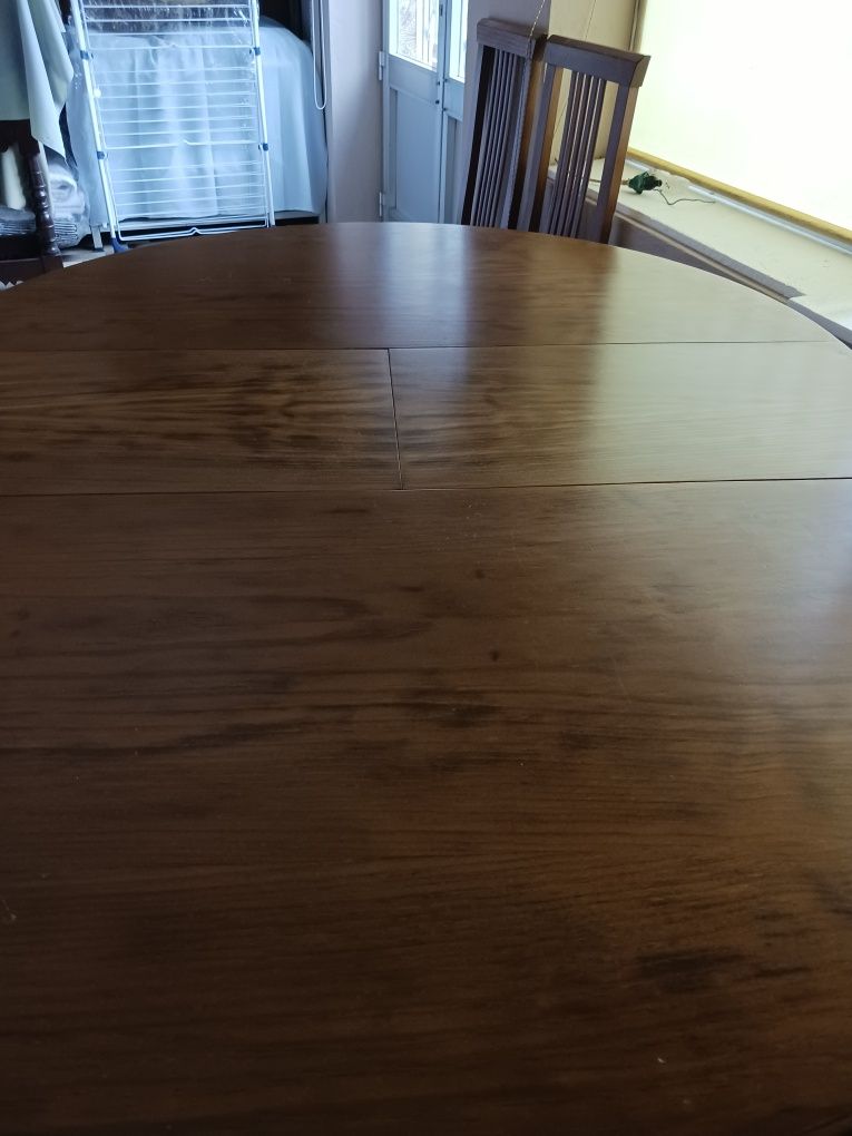 Mesa redonda com extenção em madeira massiça com pé au meio