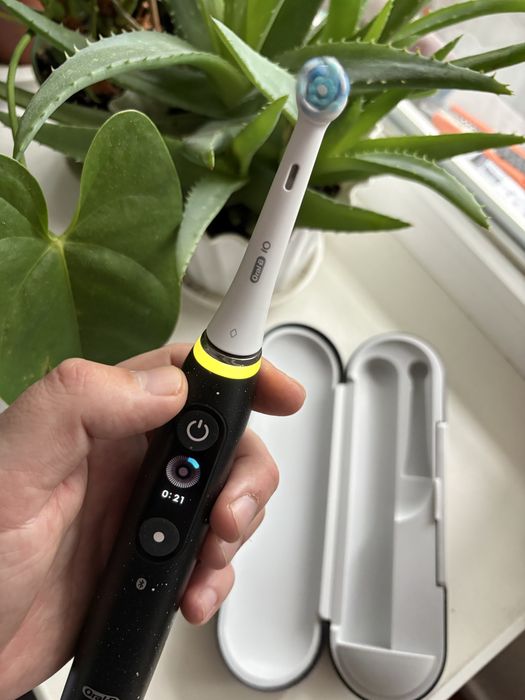 Зубна щітка Oral B iO 10