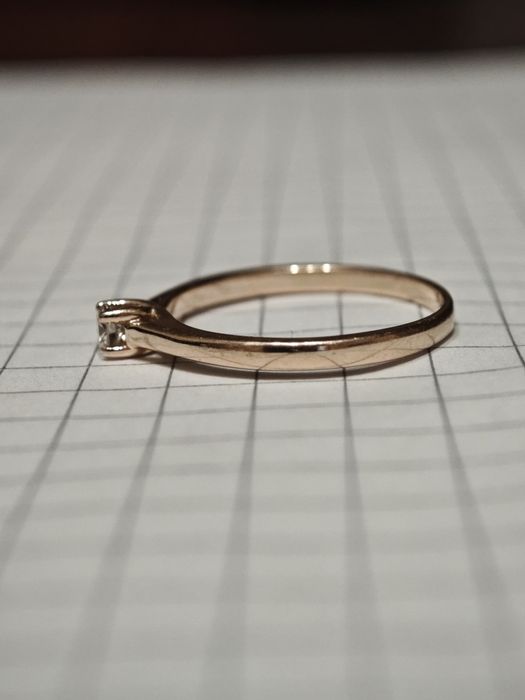 Золота каблучка, з діамантом, 585 проба.