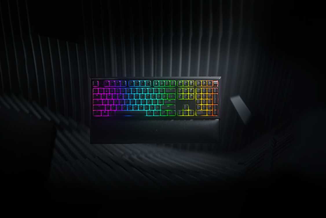 Teclado Gaming Mecânico RGB Razer Ornata V2 com descanso para pulsos