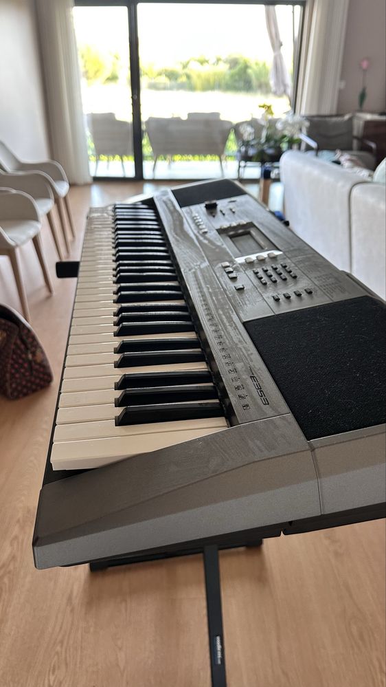 Yamaha PSR-E353 com suporte, banco e capa