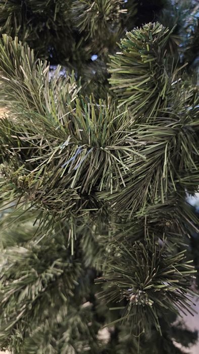 Piękna sztuczna choinka, jak żywa