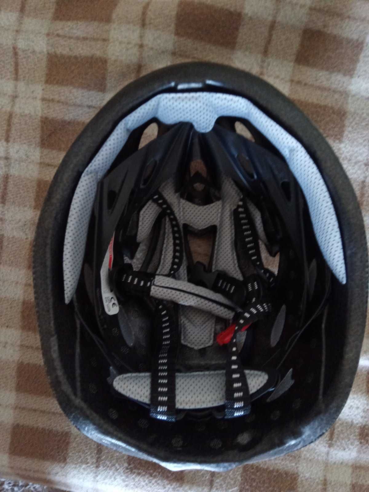 Велосипедний шолом (шлем) чорний з текстурою карбону Розмір L