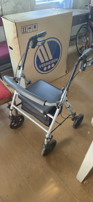 Nowy chodzik z siedziskiem dla osoby niepełnosprawnej.