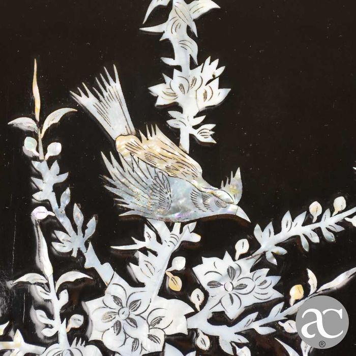 Painel chinês em madeira lacada com embutidos em madrepérola