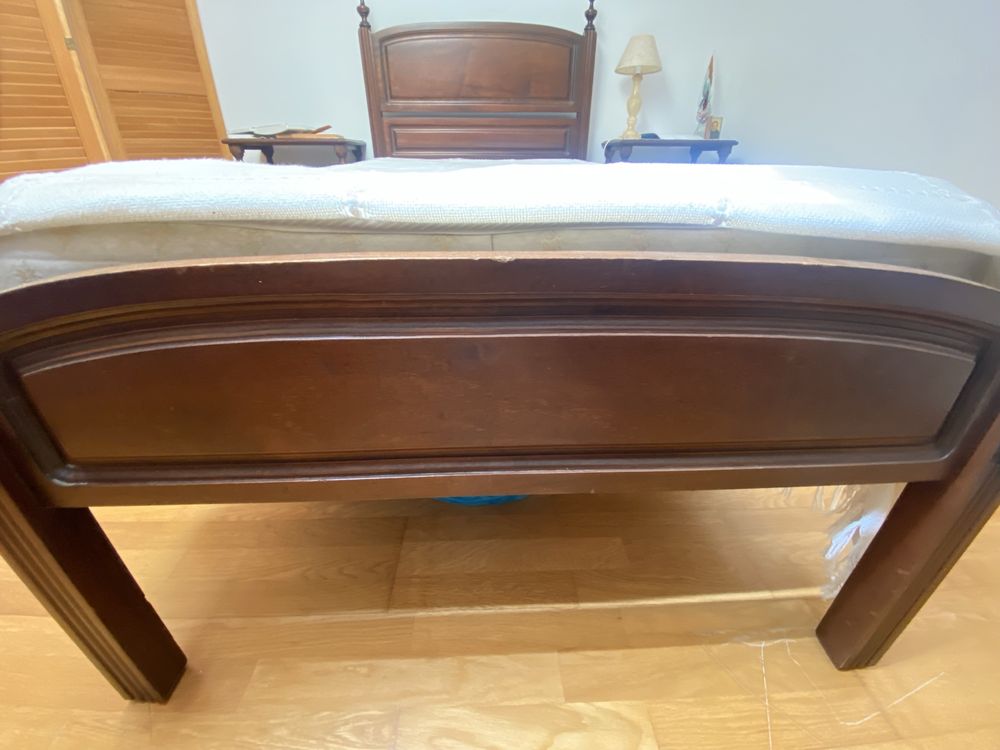 Cama de madeira com colchão