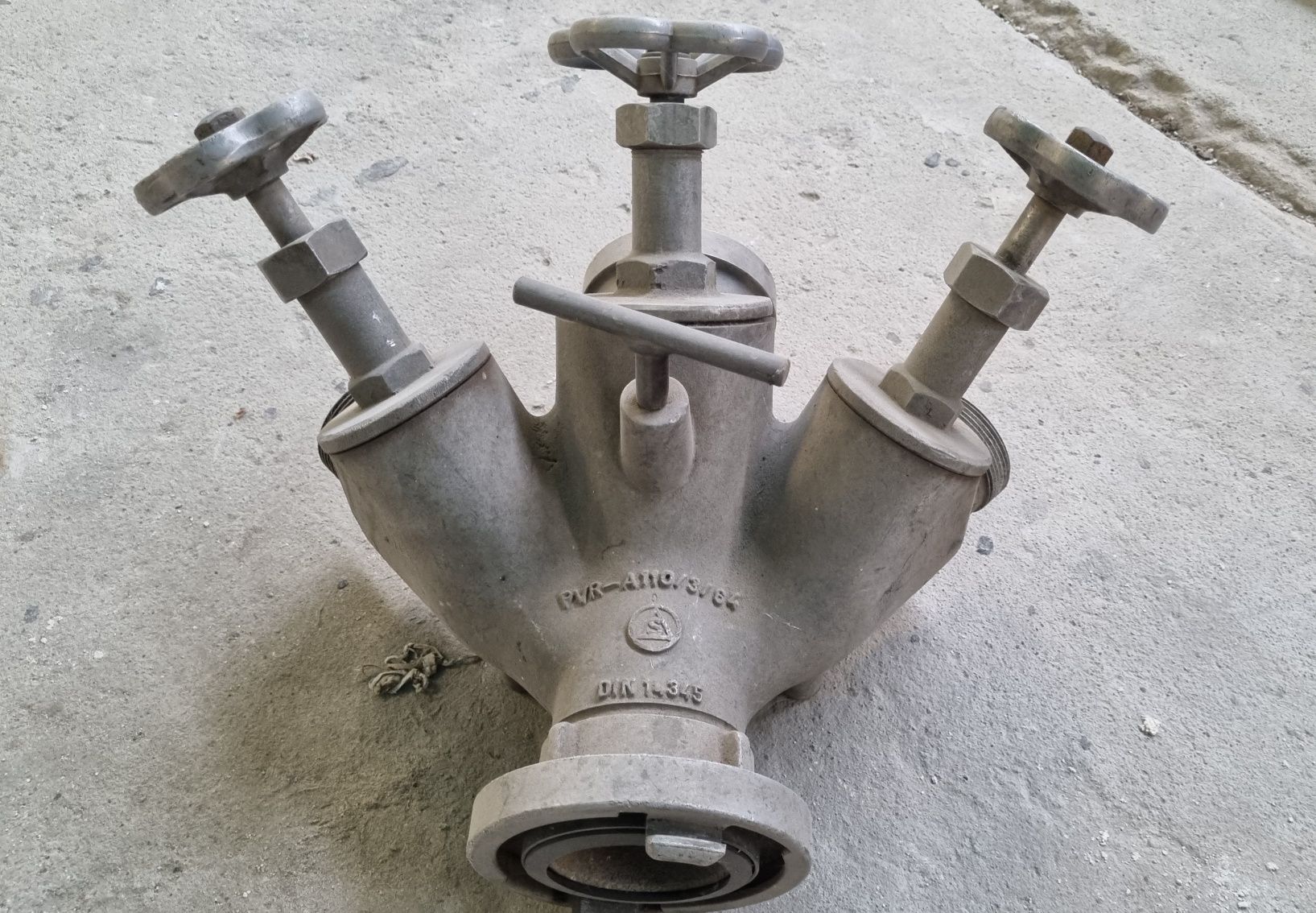 Rozdzielacz strażacki potrójny do hydrantu