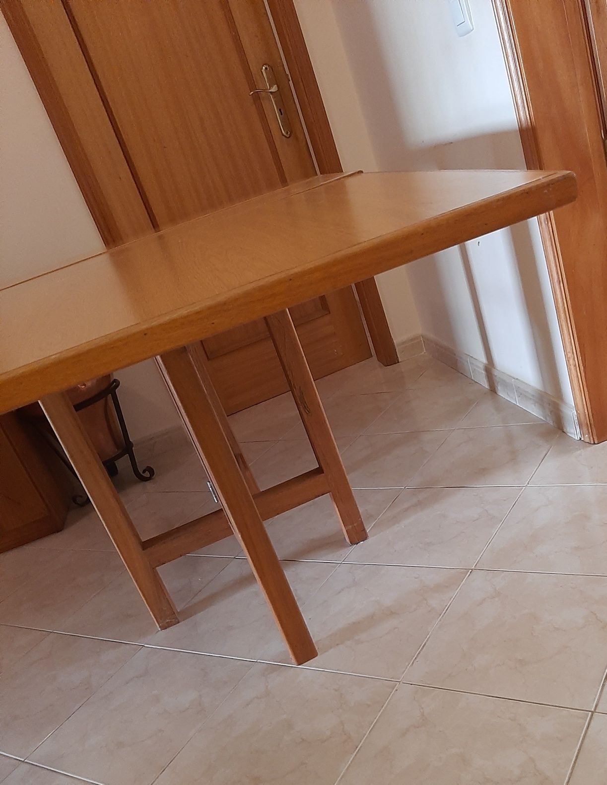 Mesa extensível em madeira