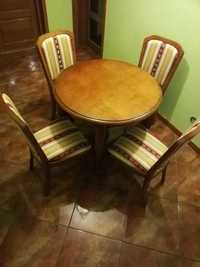 drewniany stół z 4 krzesłami