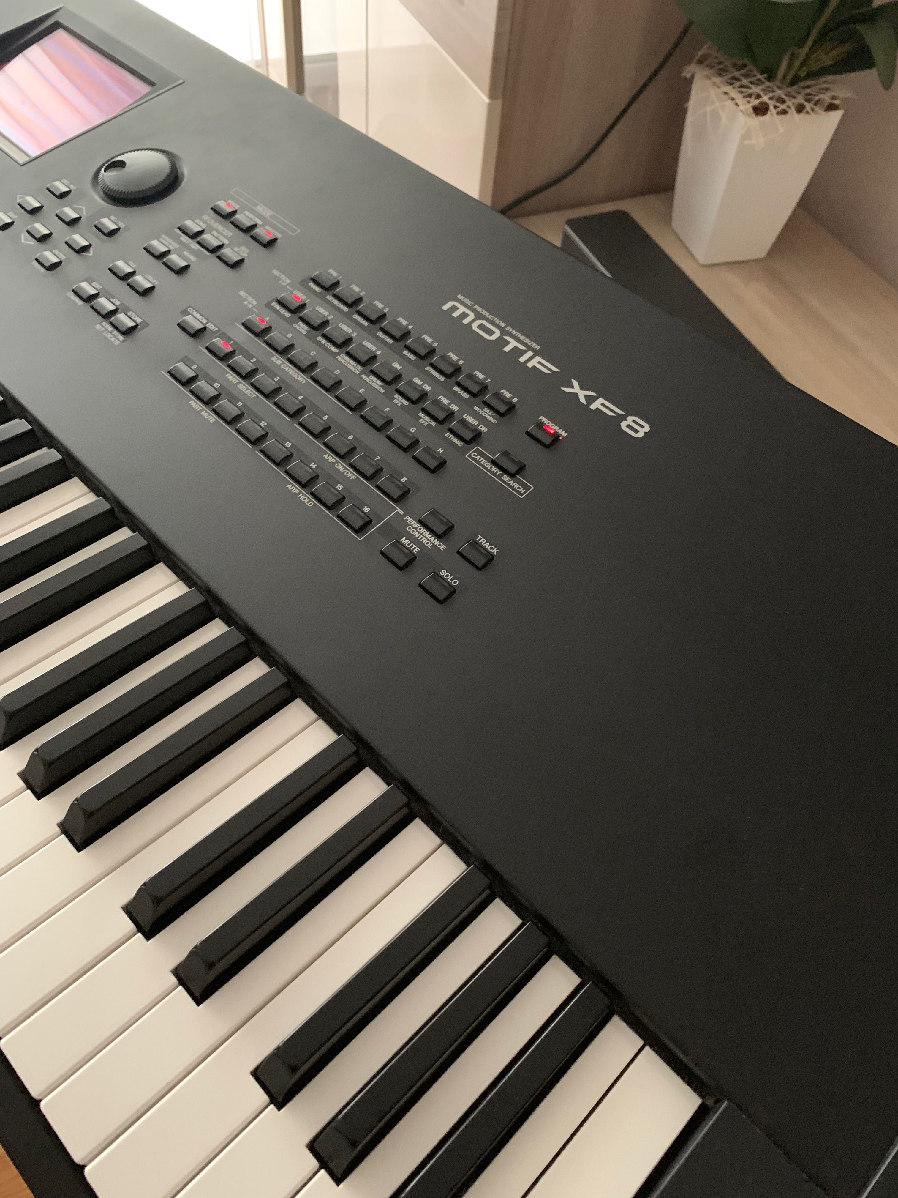 Yamaha MOTIF XF8 + case + 2 GB