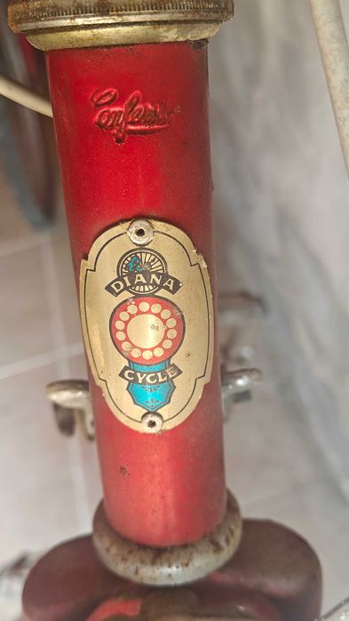 Bicicleta ciclismo antiga com mais 50 anos para restaurar