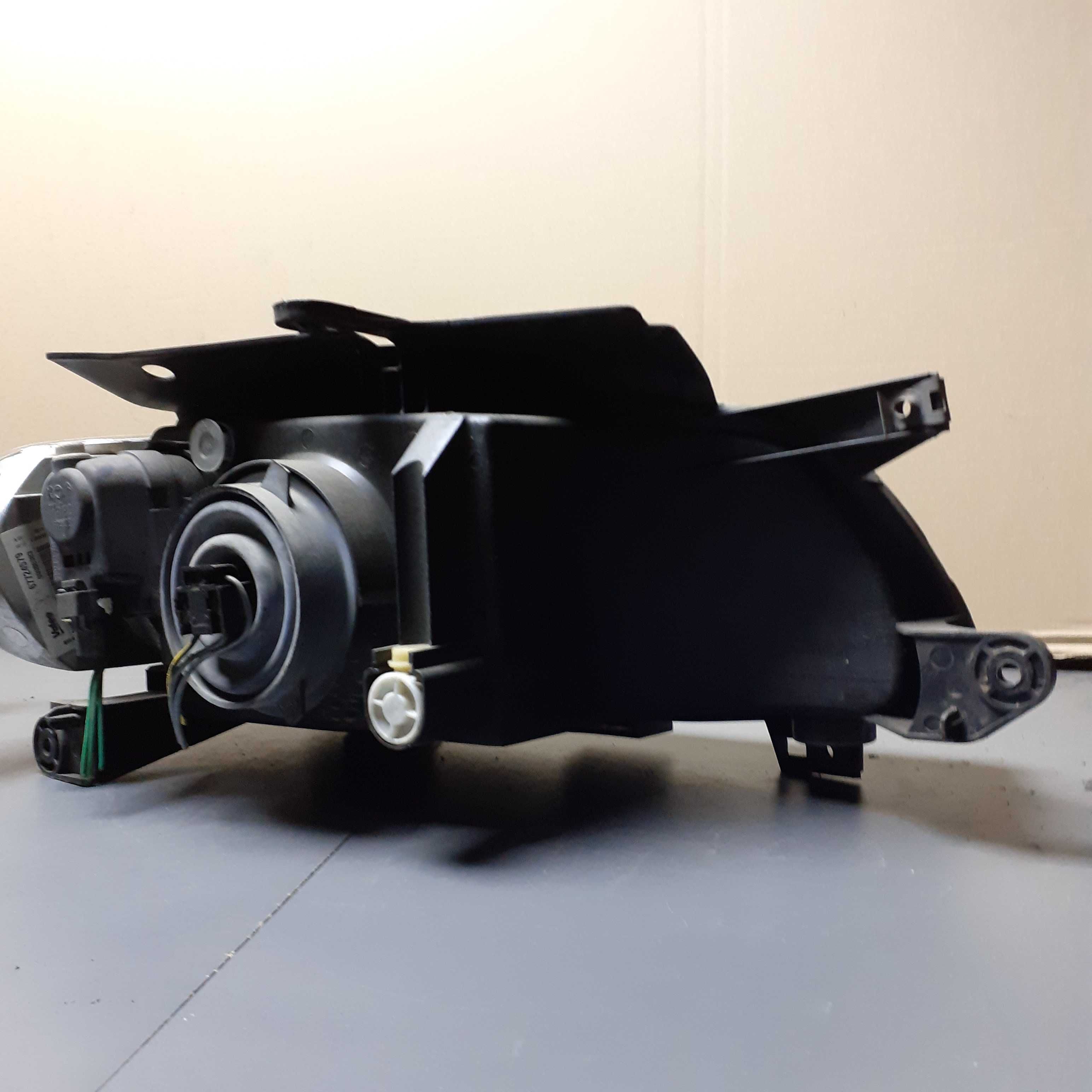 Lampy przednie Peugeot Partner Valeo 086375