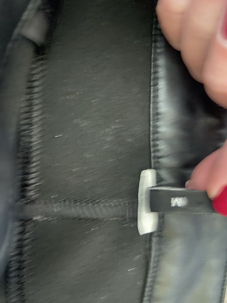 Calça preta de napa forrada por dentro com tecido termico