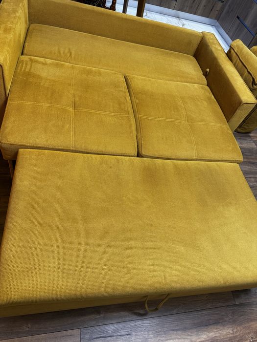 Гірчичний диван-ліжко з рогожки — міцний і зручний