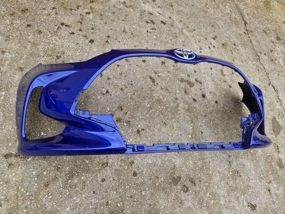 Toyota Yaris 4 IV 20- zderzak przedni znaczek