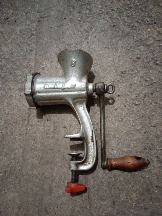 Maszynka do mielenia mięsa z czasów PRL.