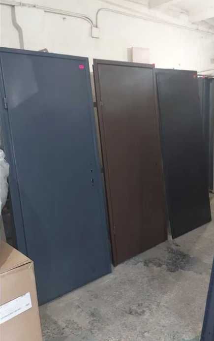 Технічні металеві вхідні двері в будинок госпблок з ДСП накладками