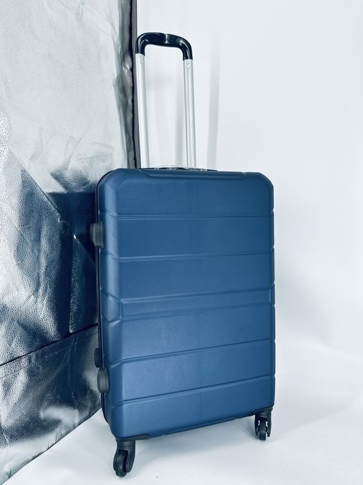 Nowa średnia walizka abs/ walizki