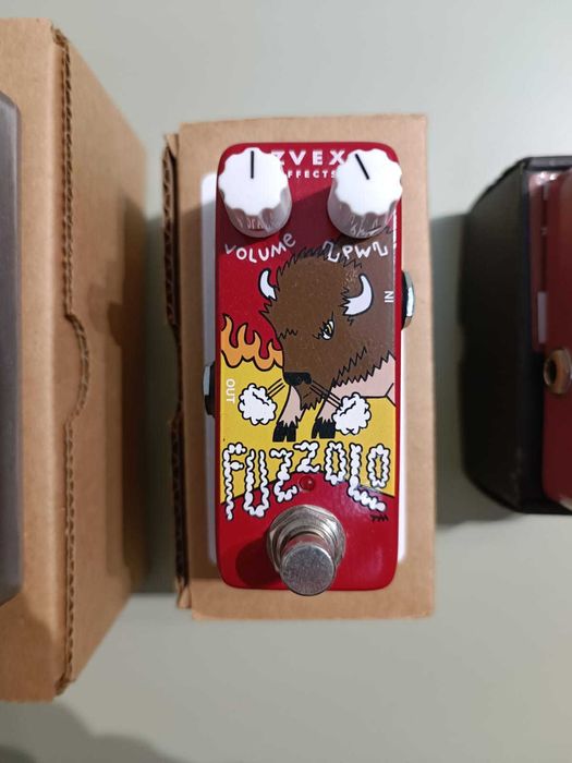 Mooer Radar, Octaver, Wampler SLOstortion, ZVex Fuzzolo, EAE model feT