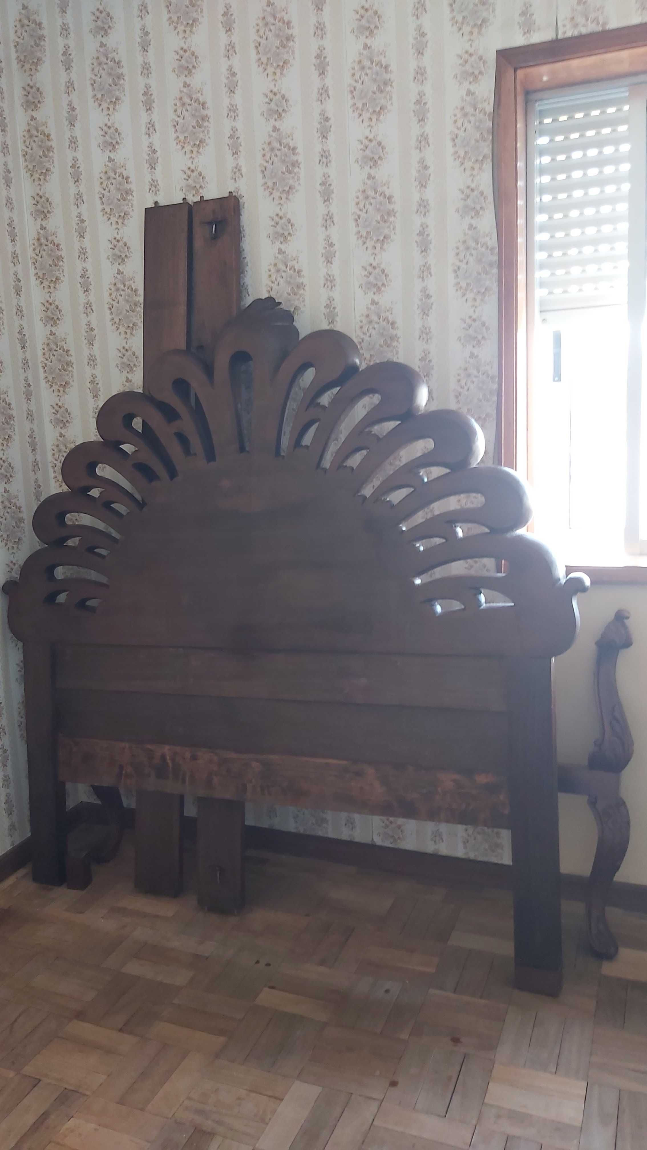 Cama de casal  madeira com estrutura.
