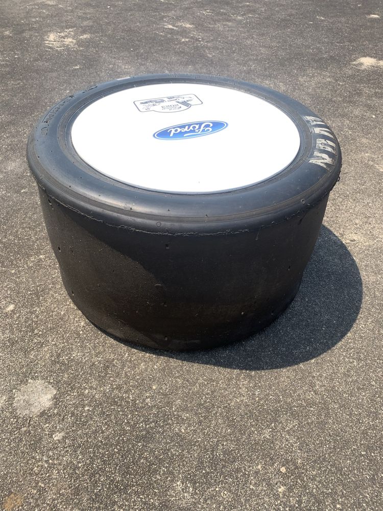 Mesa baixa Ford Festival: pneu de competição